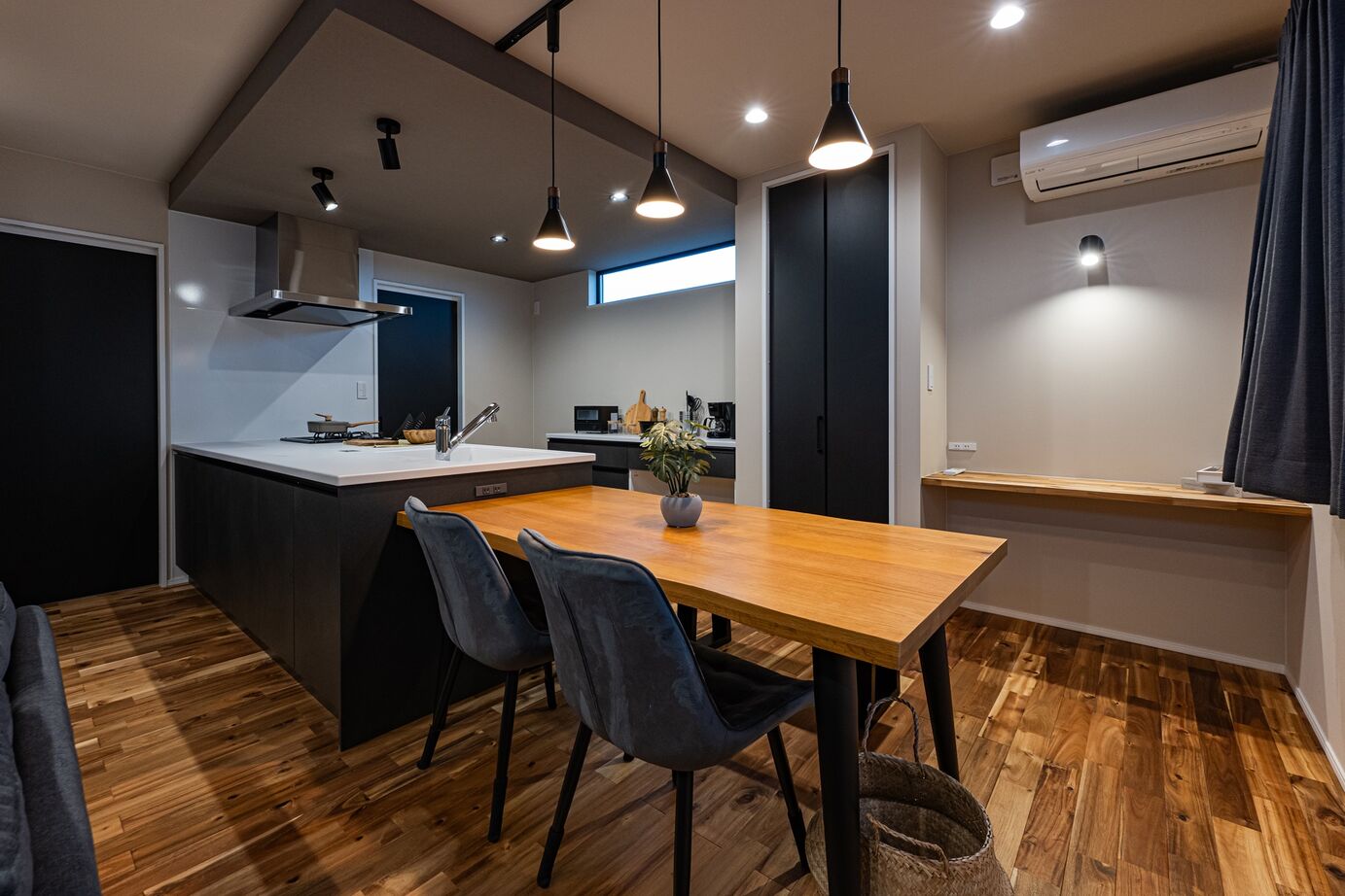 NOVEL  HOUSE 都会的なオープンガレージの家の建築実例画像4