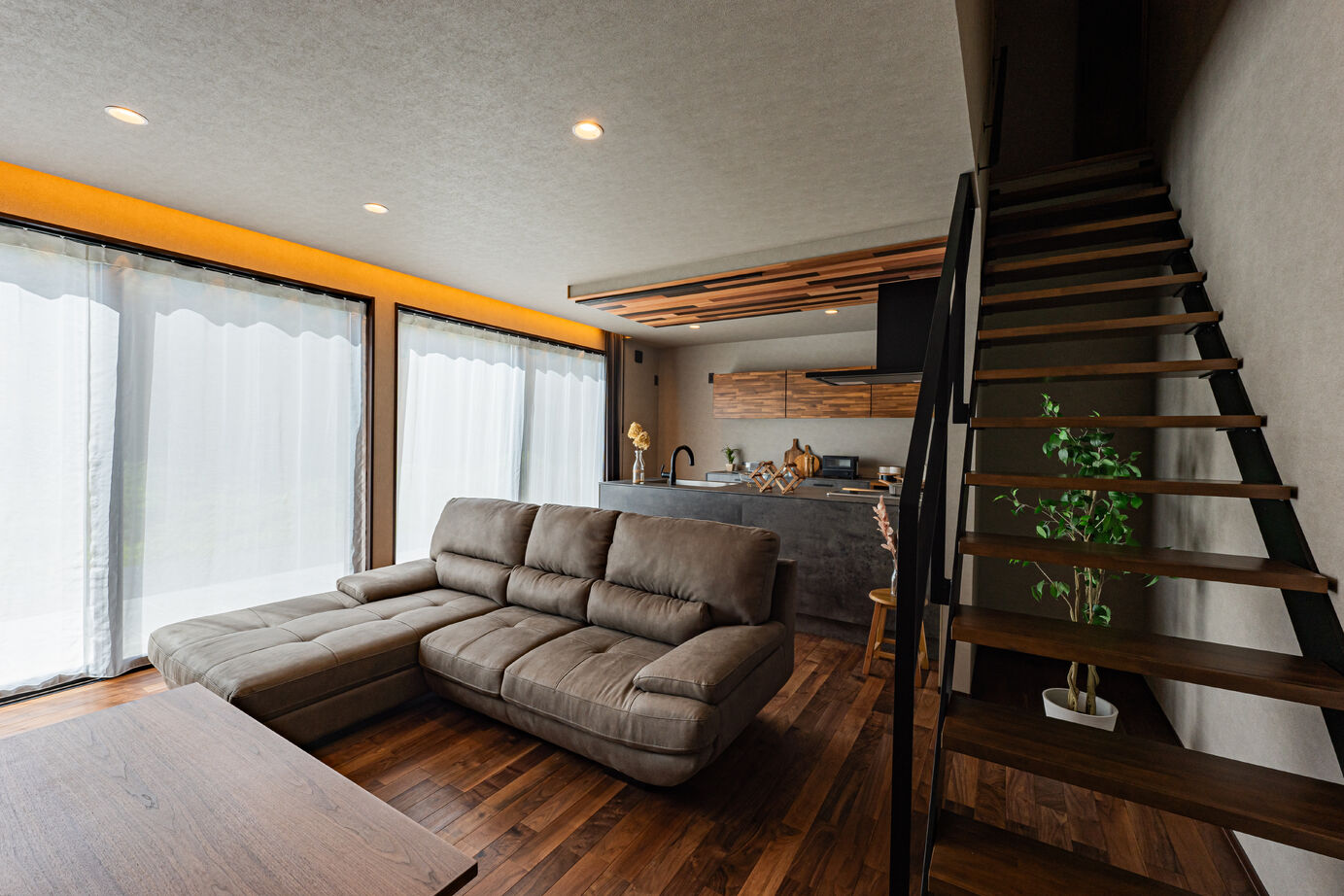 NOVEL  HOUSE 開放的な暮らしが叶うモダンな家の建築実例画像2