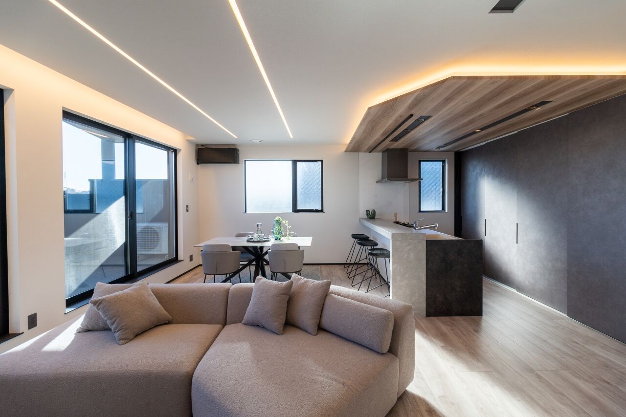 ハビの家 【37坪/2階LDK/間取り有】2階の部屋やバルコニーから花火や街の景観が楽しめるホテルライクな上質な住まいの建築実例画像2