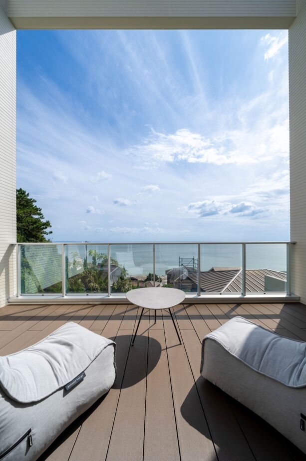 ハビの家 【41.4坪/ガレージ/間取り有】床、壁、梁で「額」を創り、景色を絵画に見立てたオーシャンビューの家の建築実例画像2