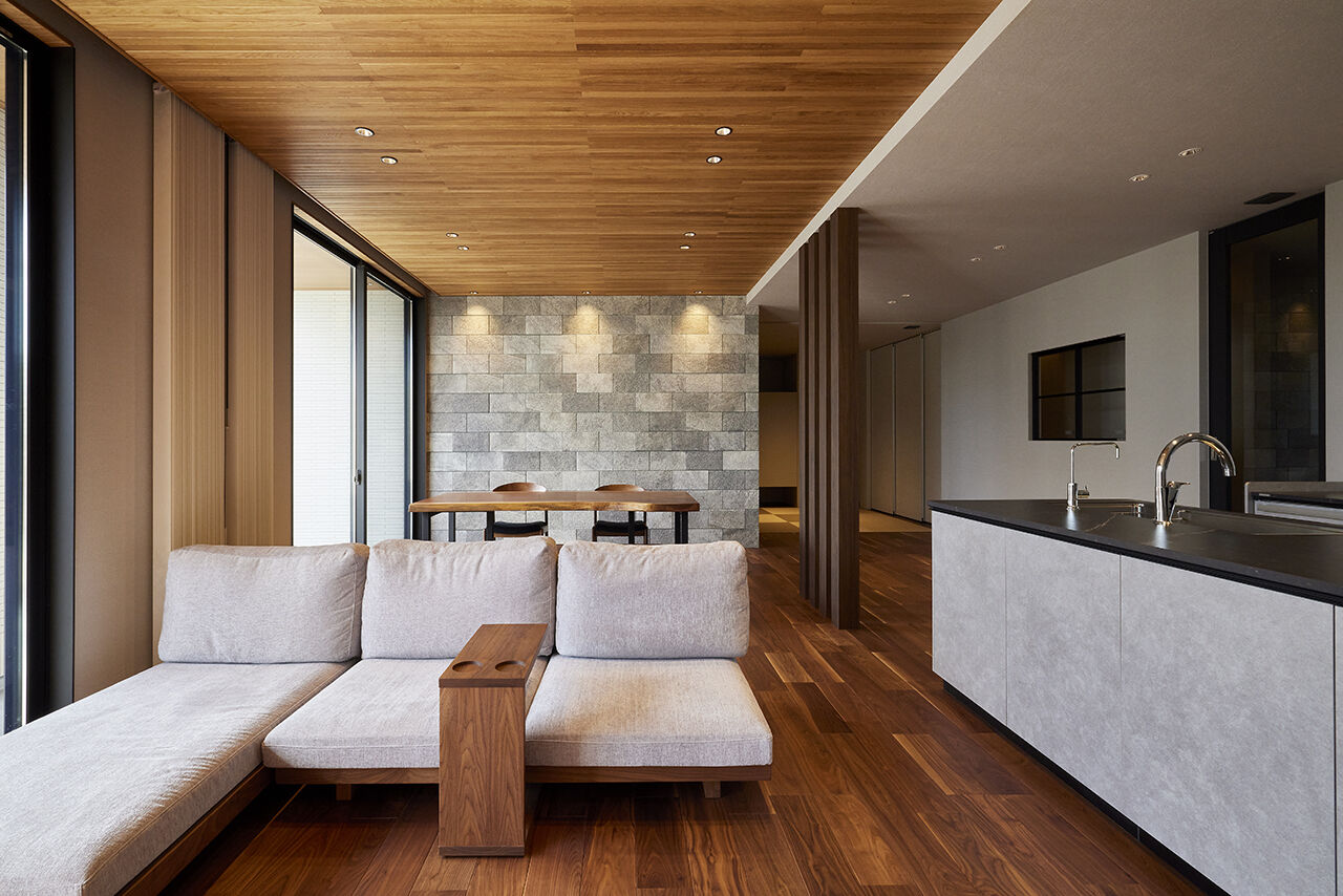 クレバリーホーム/住生活研究所 【三重県｜平屋×店舗併用住宅】タイルをアクセントにした高級感あるインテリア。店舗は明るく優しい雰囲気の建築実例画像2