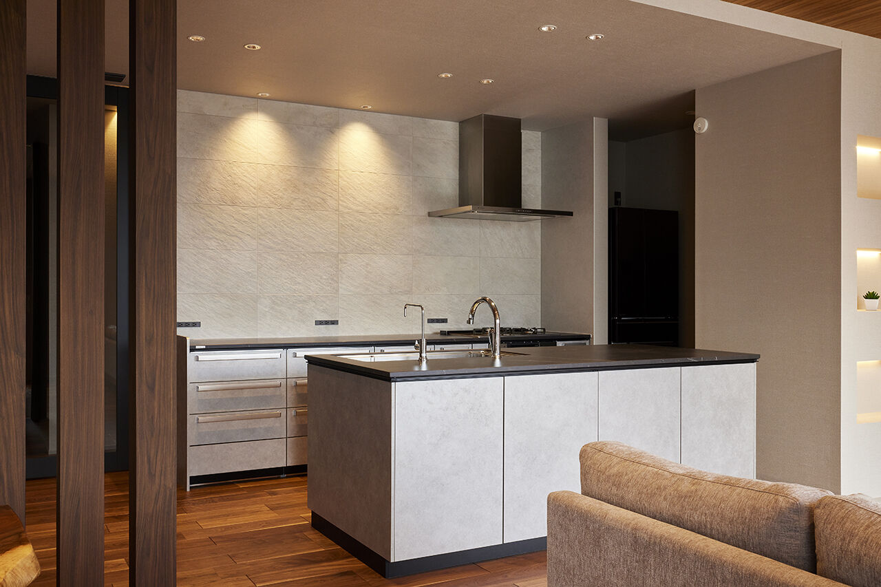 クレバリーホーム/住生活研究所 【三重県｜平屋×店舗併用住宅】タイルをアクセントにした高級感あるインテリア。店舗は明るく優しい雰囲気の建築実例画像3