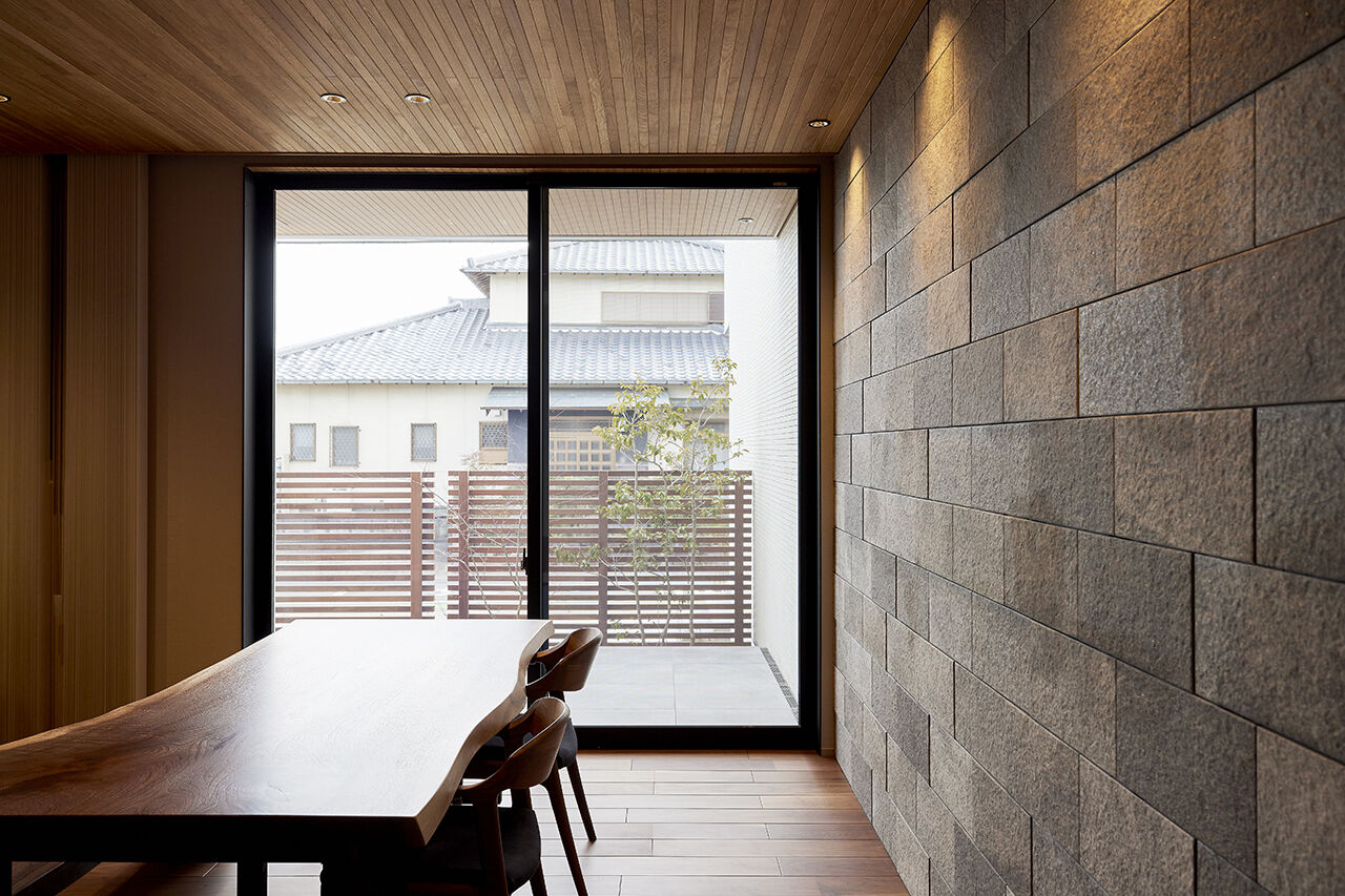 クレバリーホーム/住生活研究所 【三重県｜平屋×店舗併用住宅】タイルをアクセントにした高級感あるインテリア。店舗は明るく優しい雰囲気の建築実例画像4