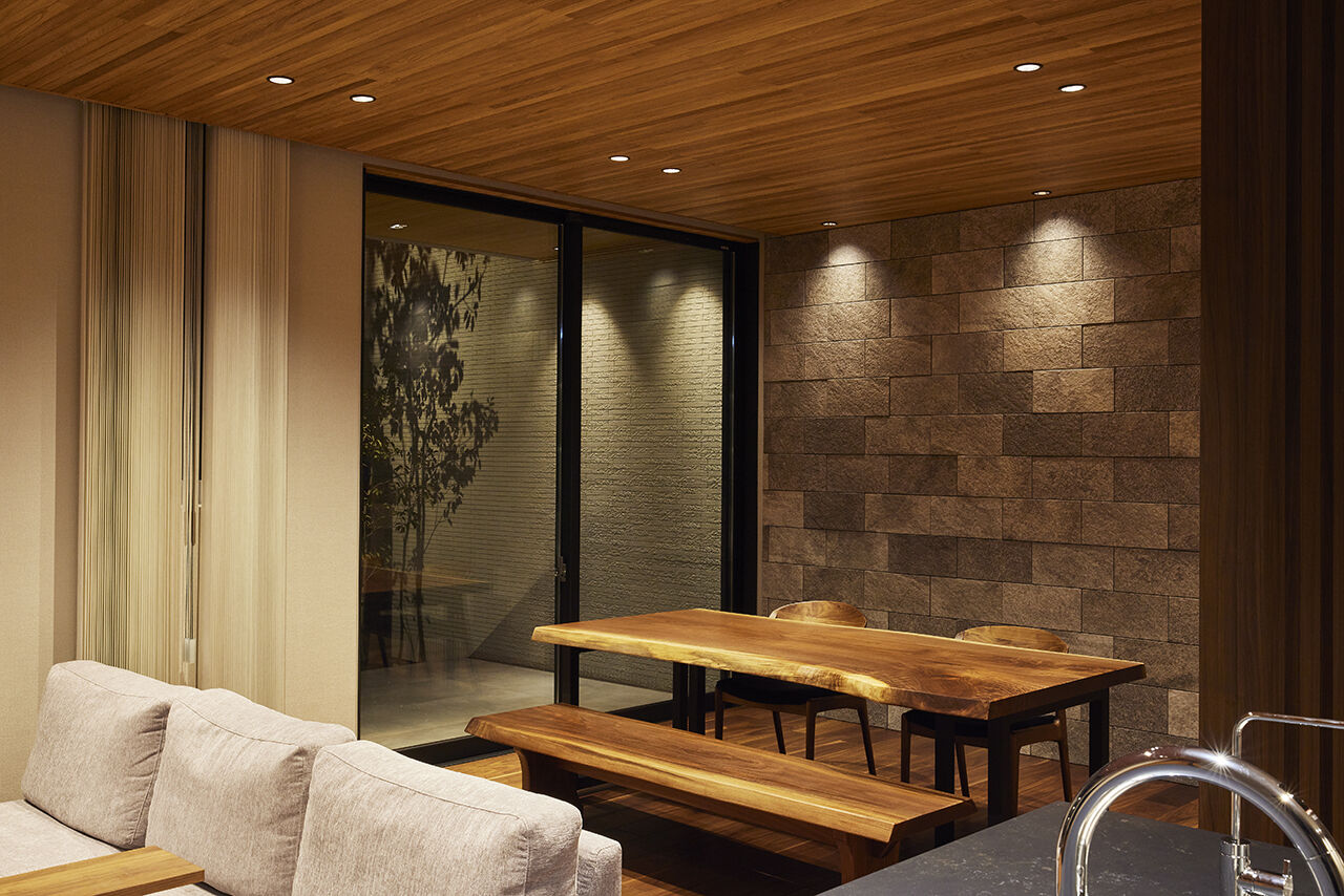 クレバリーホーム/住生活研究所 【三重県｜平屋×店舗併用住宅】タイルをアクセントにした高級感あるインテリア。店舗は明るく優しい雰囲気の建築実例画像8