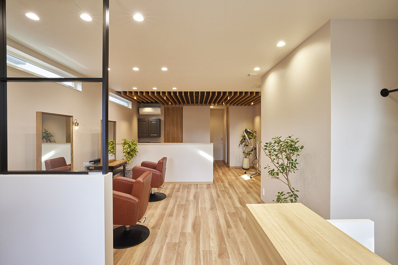 クレバリーホーム/住生活研究所 【三重県｜平屋×店舗併用住宅】タイルをアクセントにした高級感あるインテリア。店舗は明るく優しい雰囲気の建築実例画像10