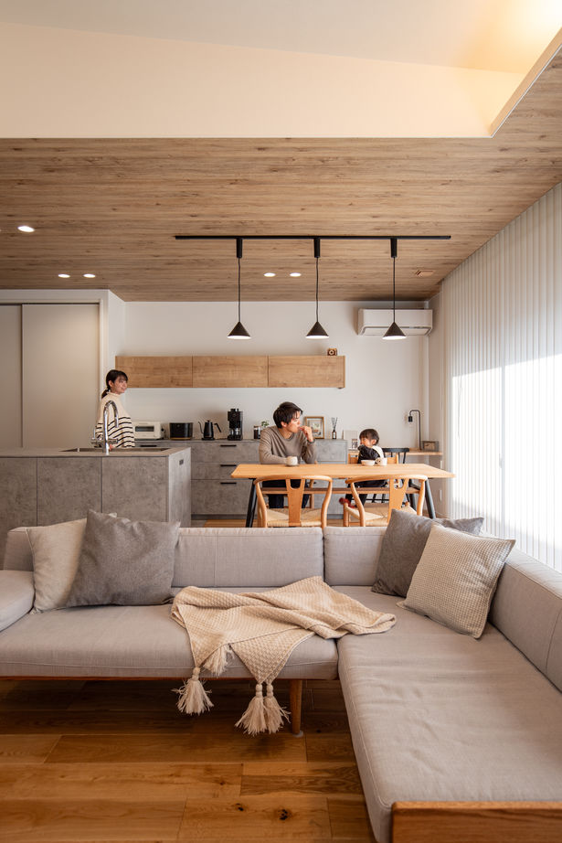 クレバリーホーム/住生活研究所 【三重県｜平屋×インナーガレージ｜3000万円台｜間取り有】ゆったり寛げるLDK。木とグレーの家事ラクな家の建築実例画像2