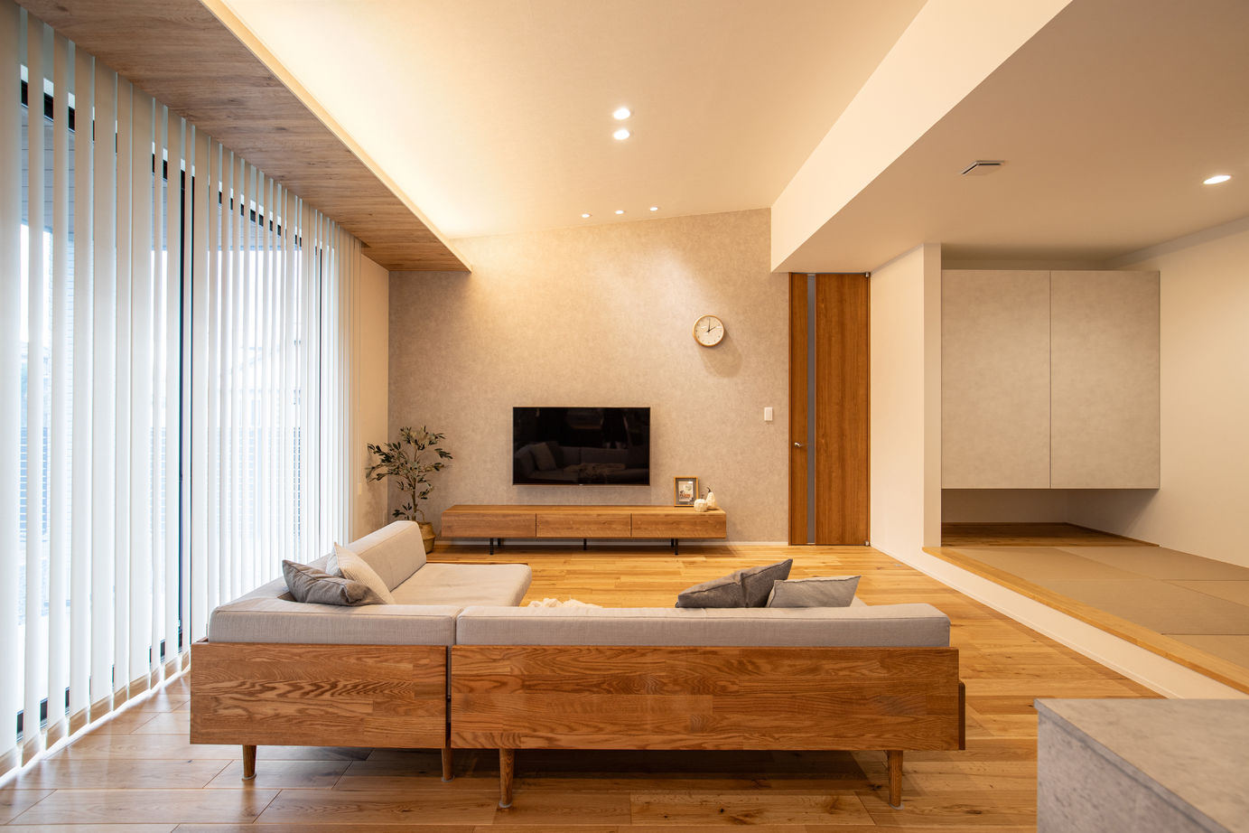 クレバリーホーム/住生活研究所 【三重県｜平屋×インナーガレージ｜3000万円台｜間取り有】ゆったり寛げるLDK。木とグレーの家事ラクな家の建築実例画像3