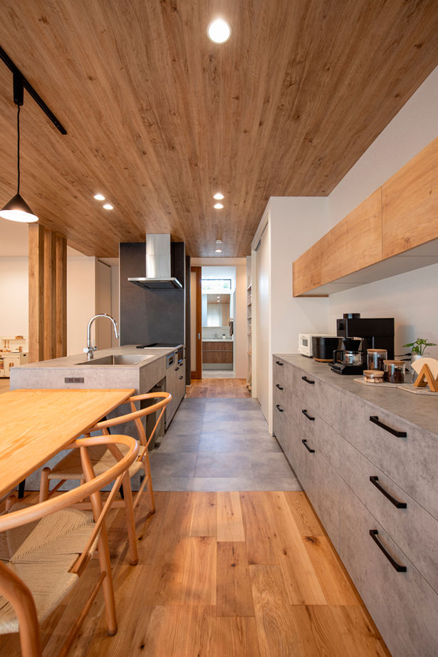 クレバリーホーム/住生活研究所 【三重県｜平屋×インナーガレージ｜3000万円台｜間取り有】ゆったり寛げるLDK。木とグレーの家事ラクな家の建築実例画像7