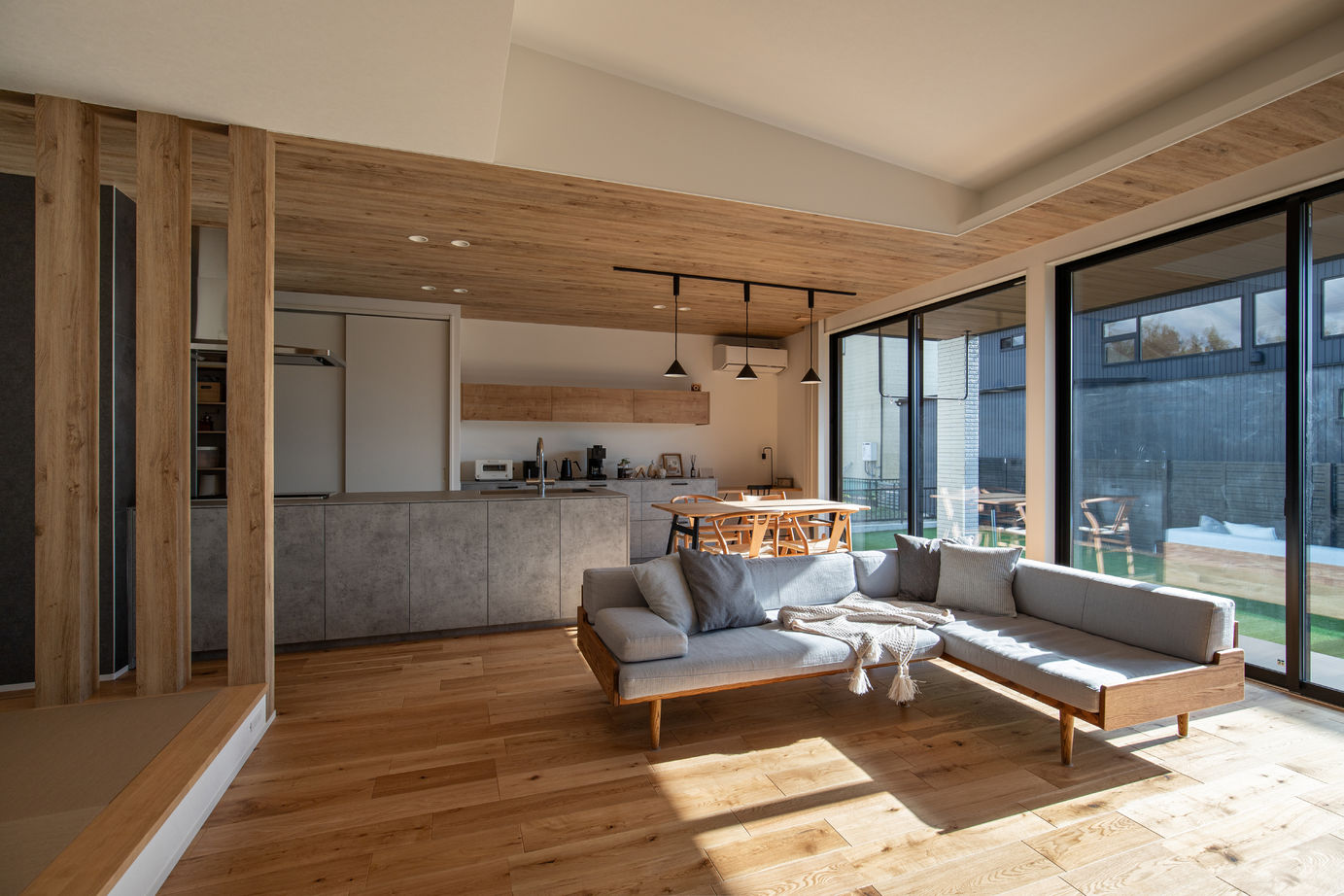 クレバリーホーム/住生活研究所 【三重県｜平屋×インナーガレージ｜3000万円台｜間取り有】ゆったり寛げるLDK。木とグレーの家事ラクな家の建築実例画像9