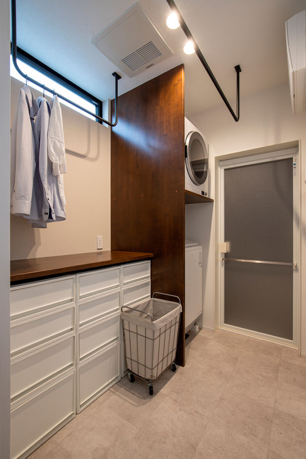 クレバリーホーム/住生活研究所 【三重県｜平屋×インナーガレージ｜3000万円台｜間取り有】ゆったり寛げるLDK。木とグレーの家事ラクな家の建築実例画像11