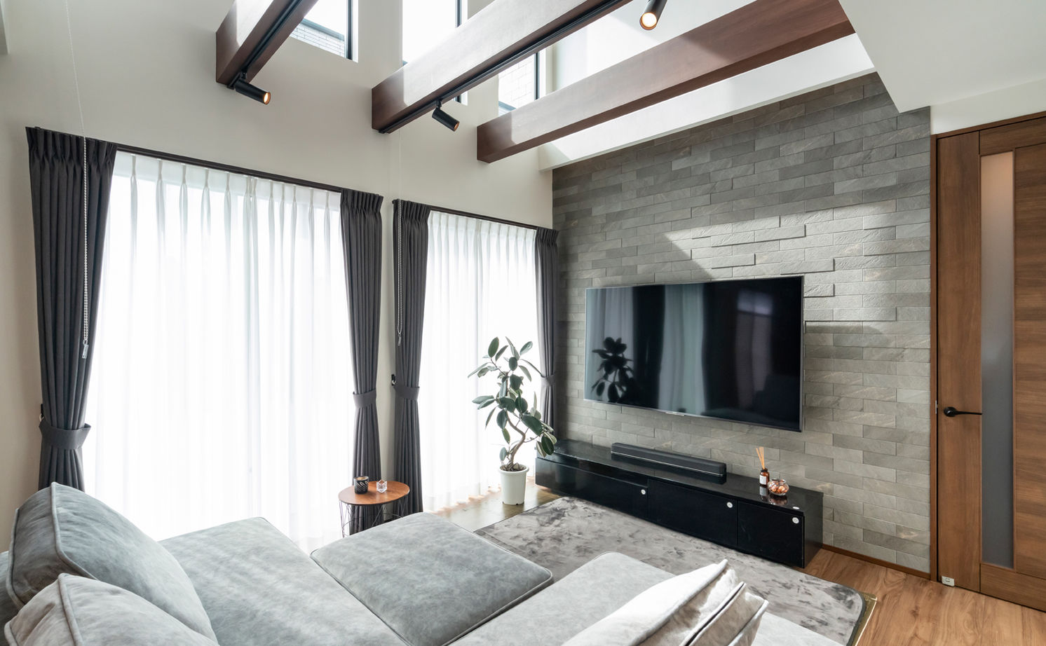 クレバリーホーム/住生活研究所 【吹抜けリビング｜2000万円台｜間取り有】オシャレで家事ラク。ラグジュアリー＆モダンなタイル外壁の家の建築実例画像2