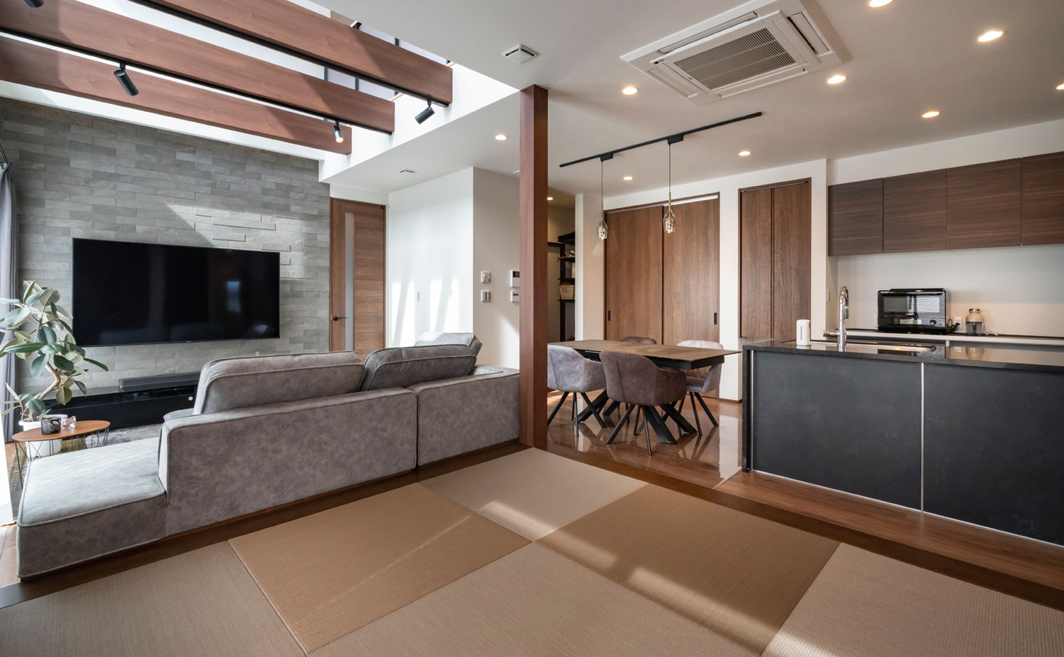 クレバリーホーム/住生活研究所 【吹抜けリビング｜2000万円台｜間取り有】オシャレで家事ラク。ラグジュアリー＆モダンなタイル外壁の家の建築実例画像3