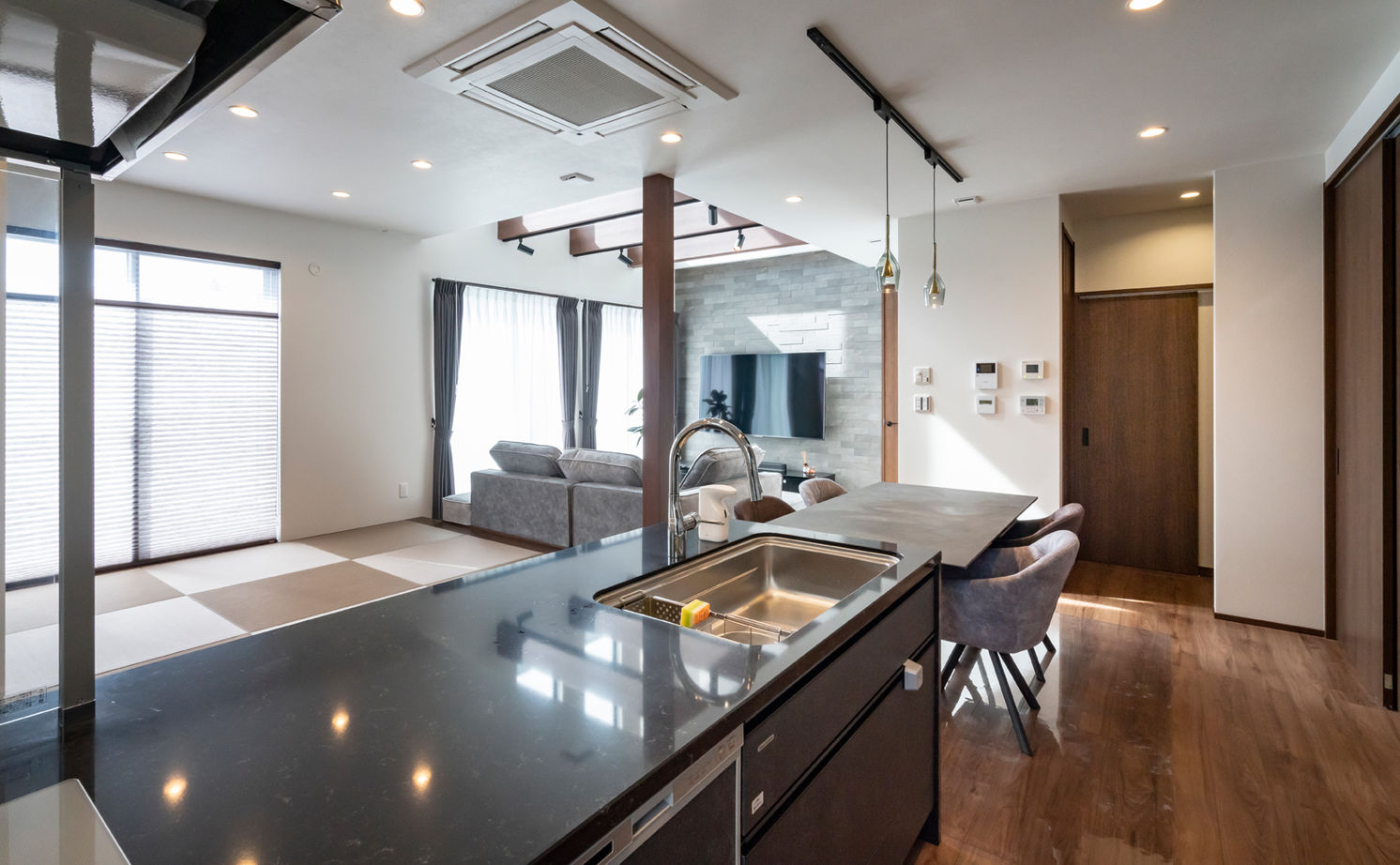 クレバリーホーム/住生活研究所 【吹抜けリビング｜2000万円台｜間取り有】オシャレで家事ラク。ラグジュアリー＆モダンなタイル外壁の家の建築実例画像9