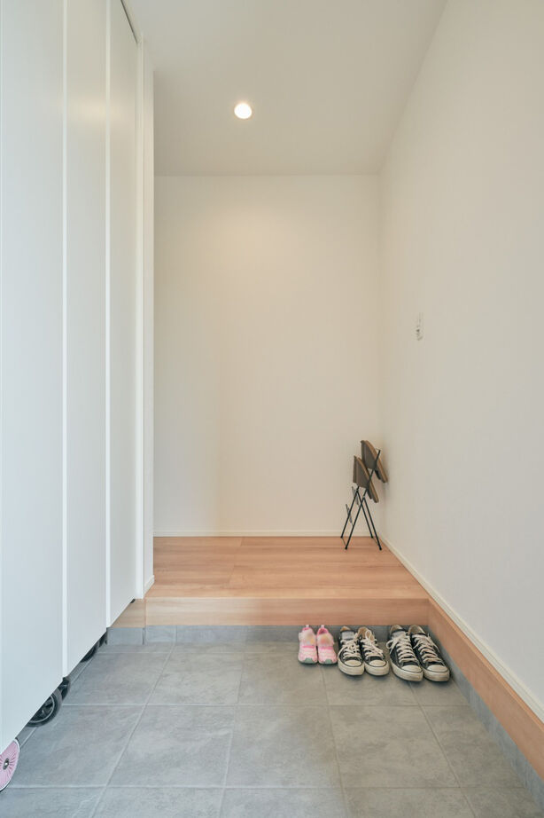 ライフデザイン・カバヤ ブラック×ブラウンの直線的なファサードが青空に映える住まいの建築実例画像2