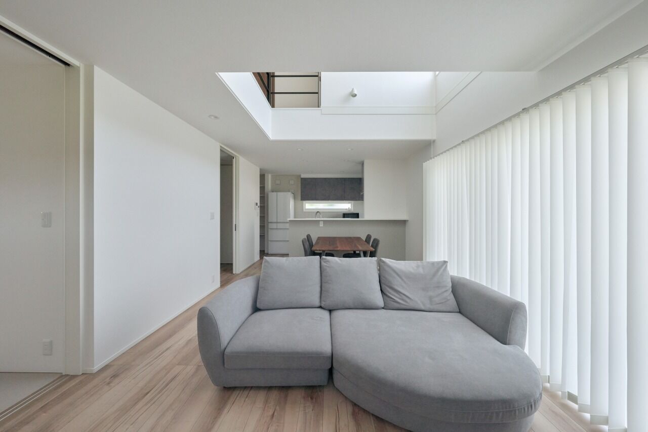 ライフデザイン・カバヤ ブラック×ブラウンの直線的なファサードが青空に映える住まいの建築実例画像3