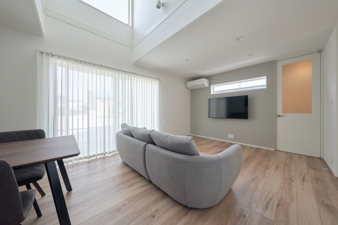 ライフデザイン・カバヤ ブラック×ブラウンの直線的なファサードが青空に映える住まいの建築実例画像4