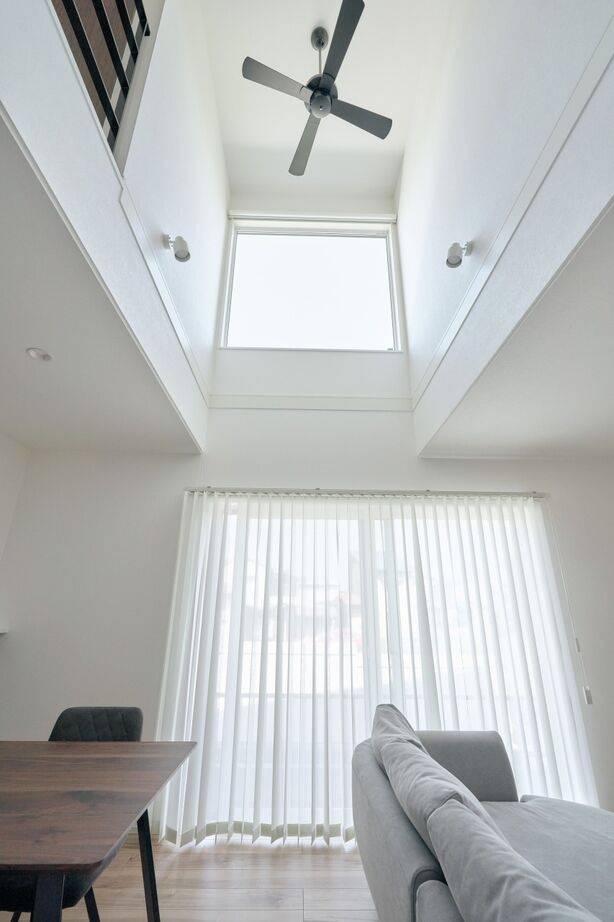 ライフデザイン・カバヤ ブラック×ブラウンの直線的なファサードが青空に映える住まいの建築実例画像5