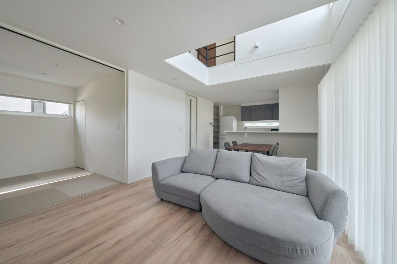 ライフデザイン・カバヤ ブラック×ブラウンの直線的なファサードが青空に映える住まいの建築実例画像6