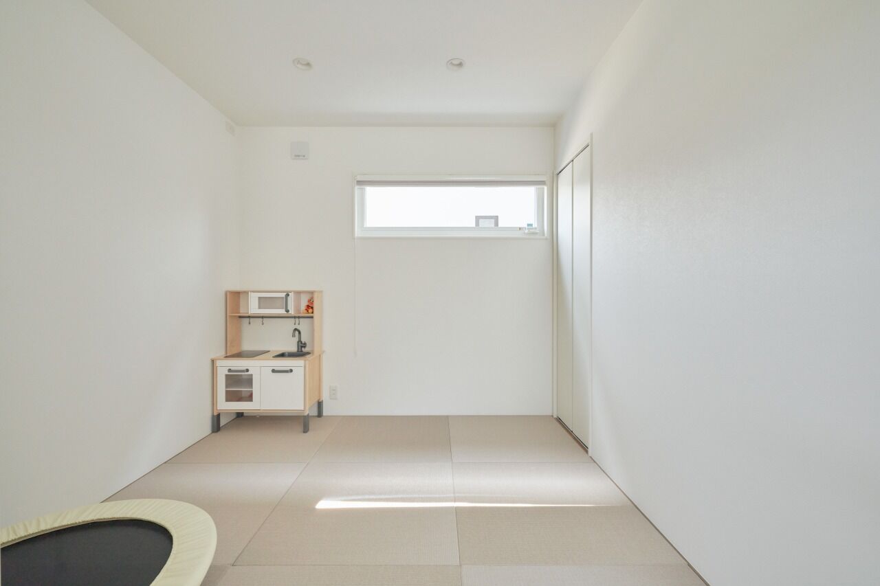 ライフデザイン・カバヤ ブラック×ブラウンの直線的なファサードが青空に映える住まいの建築実例画像7