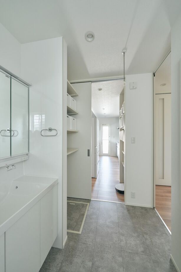 ライフデザイン・カバヤ ブラック×ブラウンの直線的なファサードが青空に映える住まいの建築実例画像8