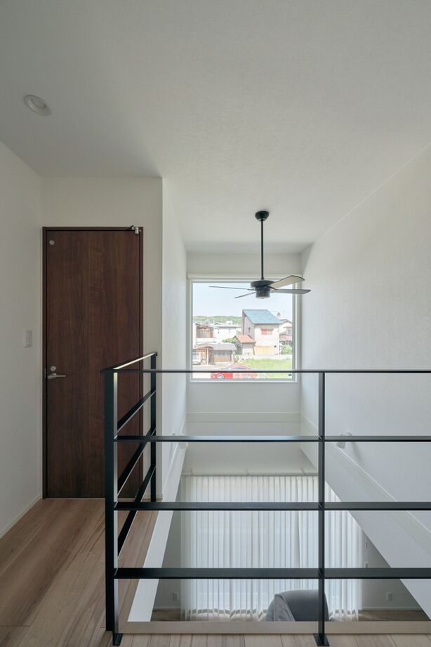 ライフデザイン・カバヤ ブラック×ブラウンの直線的なファサードが青空に映える住まいの建築実例画像10