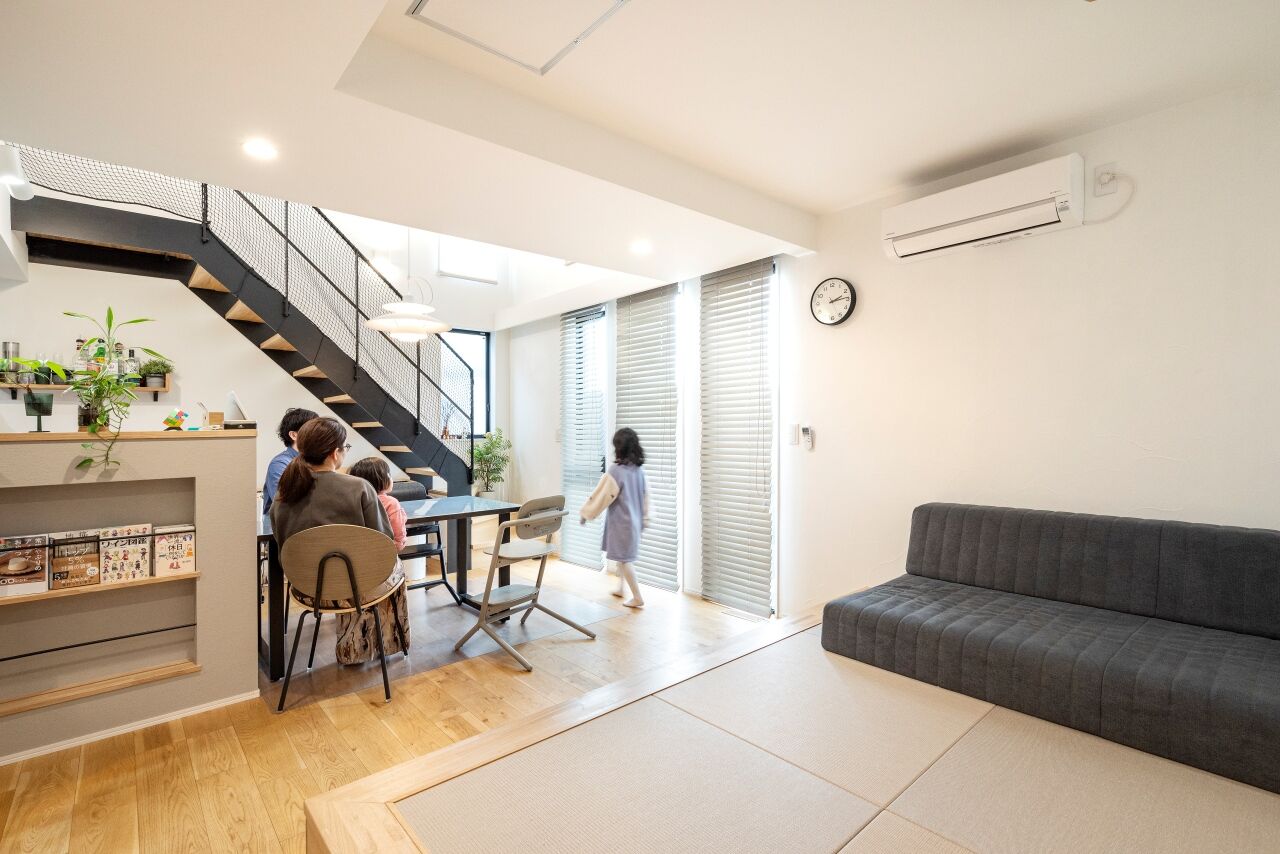 建築のひら木 一級建築士事務所 【UA値0.44 C値0.32/ZEH】期待通りの住宅性能と家事ラクを実現した「安心して暮らせる」スタイリッシュな家の建築実例画像2