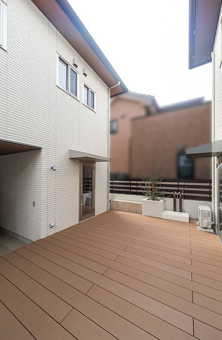 ダイワハウス 【77坪/両親+夫婦+子ども2人/間取り図あり】広いデッキで2棟がつながる隣居の二世帯住宅の建築実例画像7