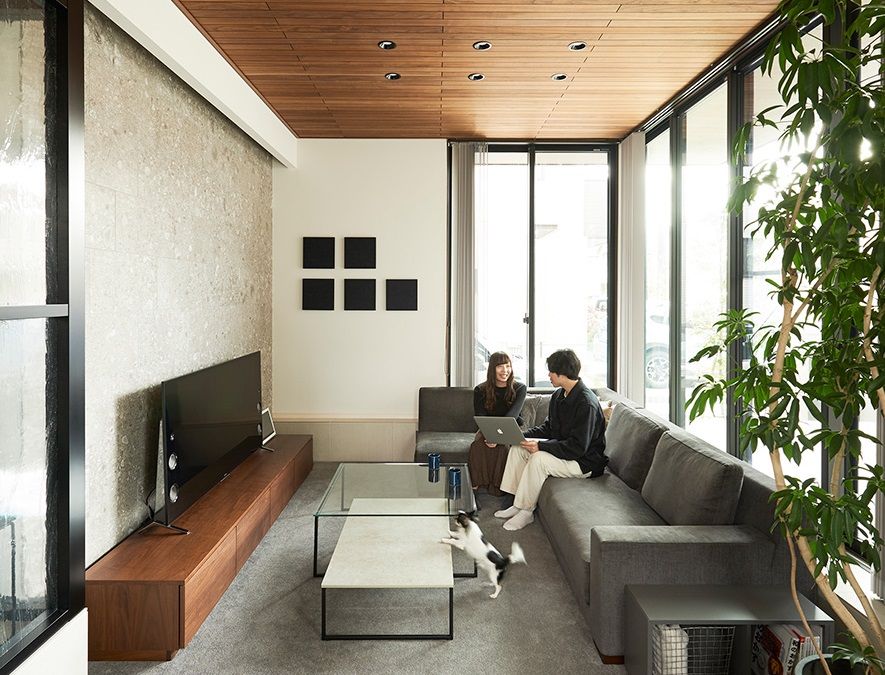 ダイワハウス 【36坪/夫婦＋犬1匹/間取り図あり】無垢板張り天井の大空間LDK　天然木とタイルが調和するシックモダンな家の建築実例画像3