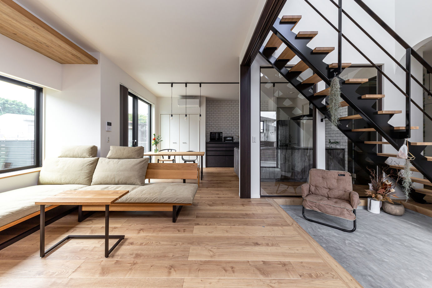 ダイワハウス 【35坪/夫婦/間取り図あり】光差し込む吹き抜けの土間が暮らしを彩る　開放感あふれる住まい　写真10点掲載の建築実例画像1