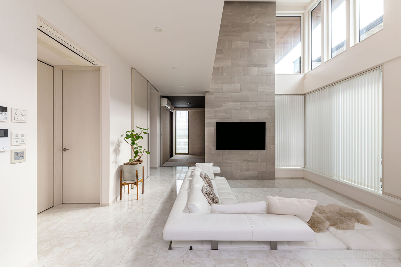 ダイワハウス 【65坪/夫婦＋子ども1人/間取り図あり】ロースタイルリビングを吹き抜けにした「白」の家　写真10点掲載の建築実例画像2