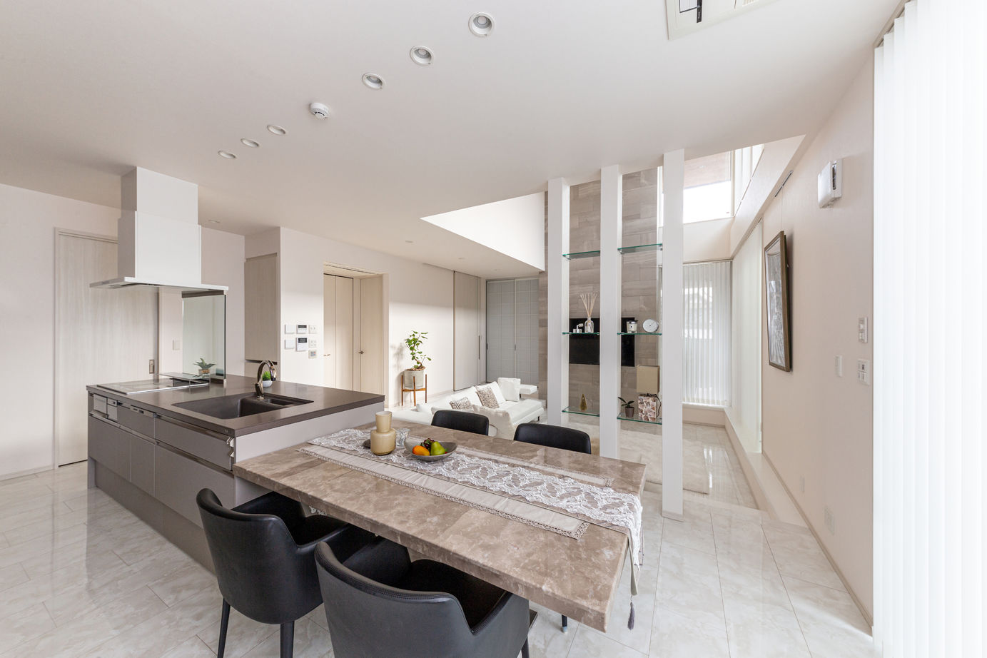 ダイワハウス 【65坪/夫婦＋子ども1人/間取り図あり】ロースタイルリビングを吹き抜けにした「白」の家　写真10点掲載の建築実例画像4