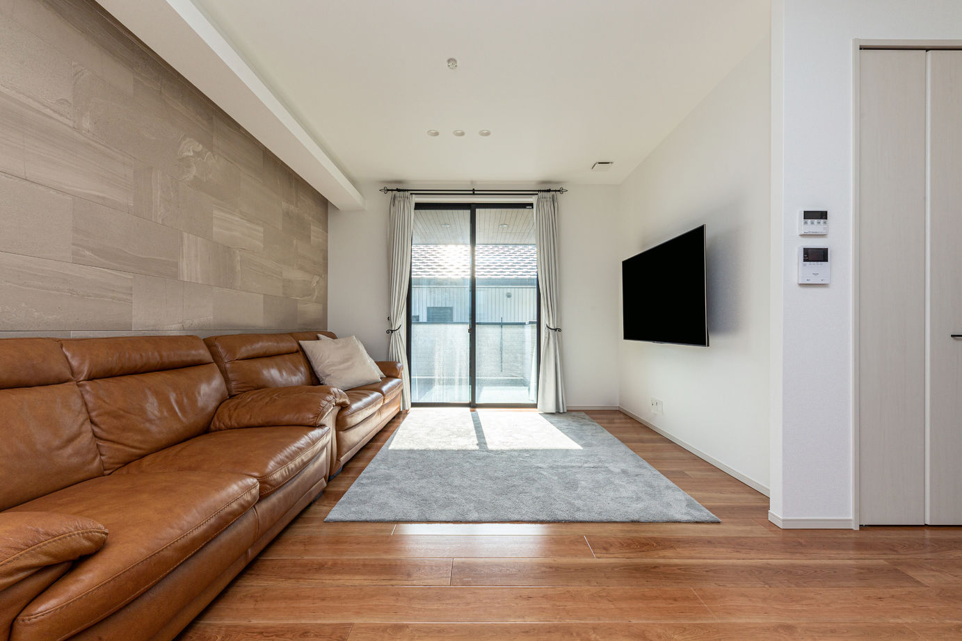 ダイワハウス 【65坪/夫婦＋子ども1人/間取り図あり】ロースタイルリビングを吹き抜けにした「白」の家　写真10点掲載の建築実例画像8