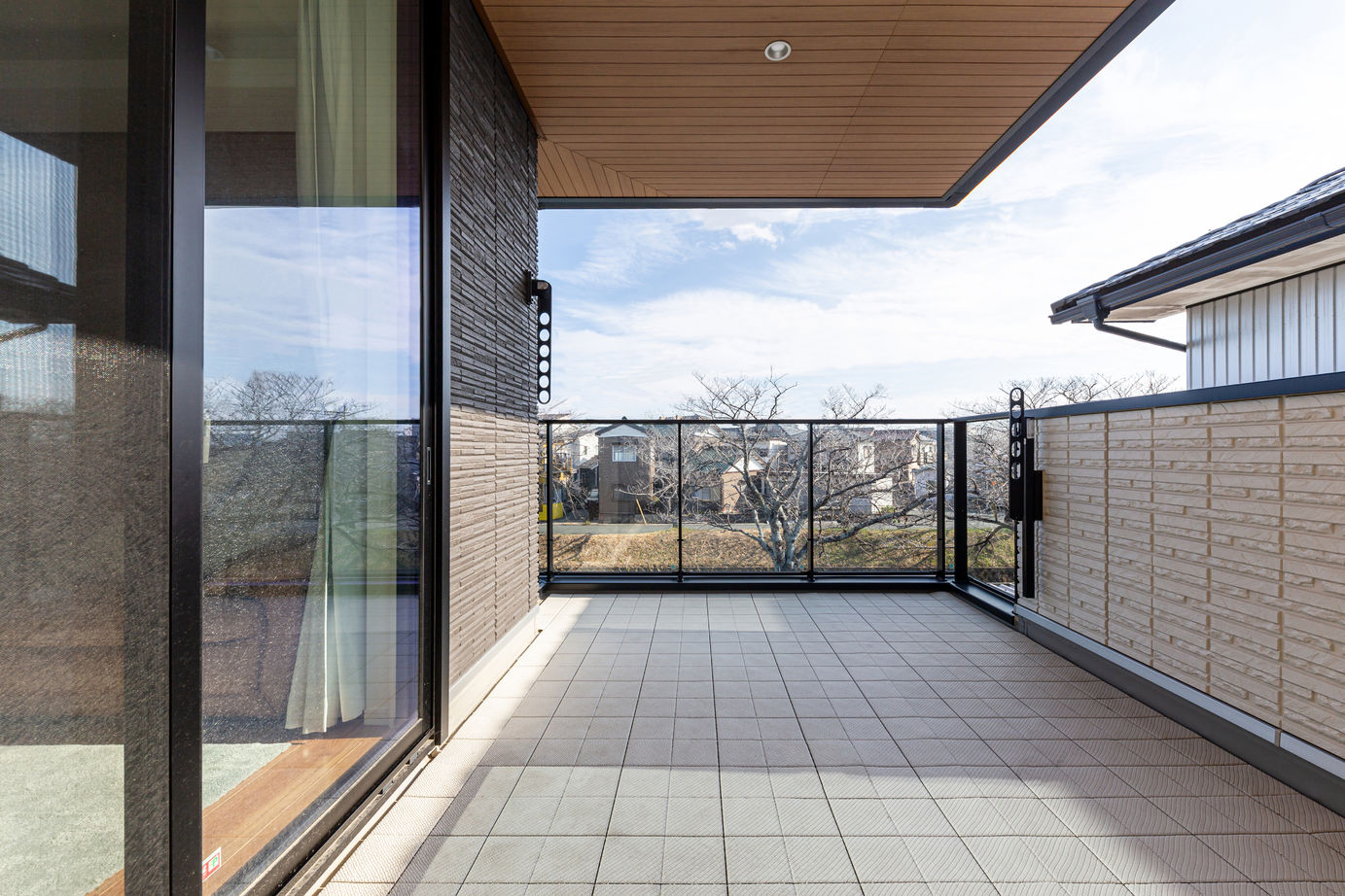 ダイワハウス 【65坪/夫婦＋子ども1人/間取り図あり】ロースタイルリビングを吹き抜けにした「白」の家　写真10点掲載の建築実例画像9