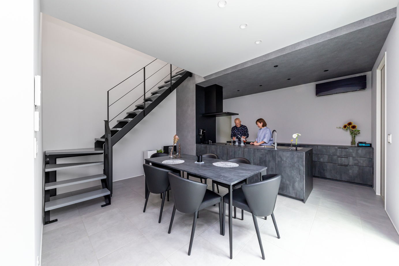 ダイワハウス 【37坪/夫婦/間取り図あり】　中庭を囲むタイルフロアのモダンな家　写真10点掲載の建築実例画像1