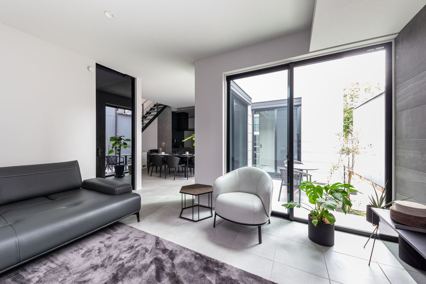 ダイワハウス 【37坪/夫婦/間取り図あり】　中庭を囲むタイルフロアのモダンな家　写真10点掲載の建築実例画像2