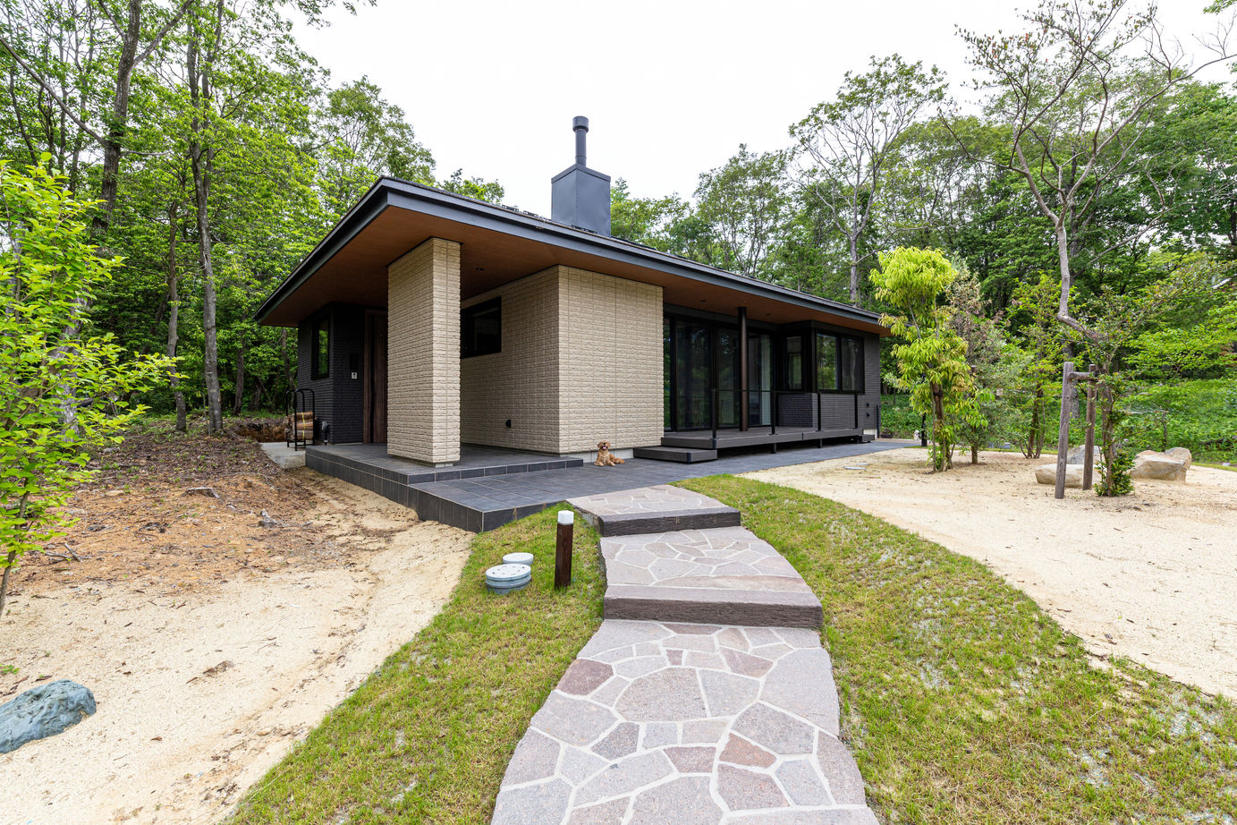 ダイワハウス 【28坪/夫婦＋犬/間取り図あり】森に抱かれて四季の自然を楽しむ平屋の別荘　写真7点掲載の建築実例画像4