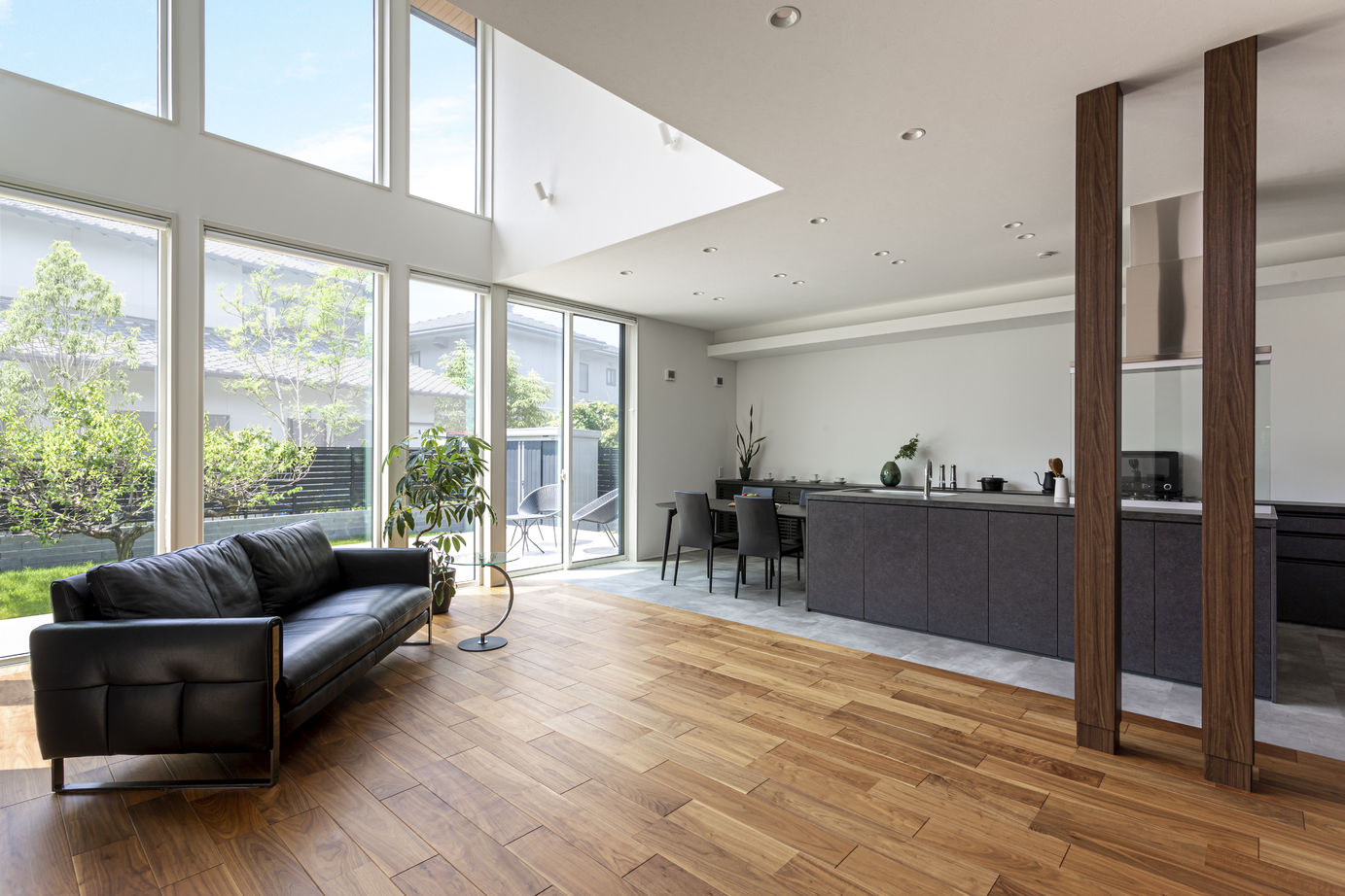 ダイワハウス 【47坪/夫婦/間取り図あり】　吹き抜けに連続窓がダイナミックに映える家　写真８点掲載の建築実例画像1