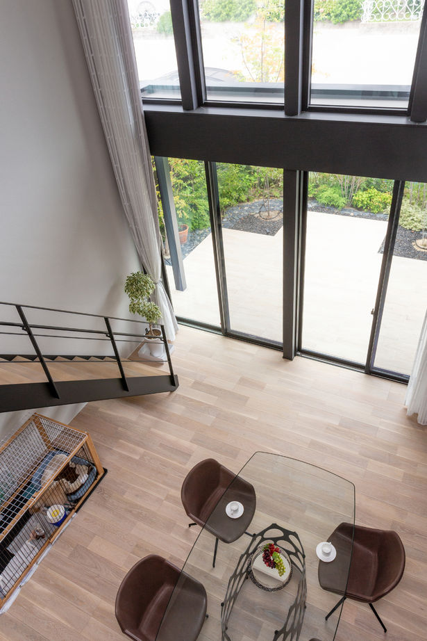 ダイワハウス 【64坪/夫婦＋犬/間取り図あり】　吹き抜けの大開口窓で庭と開放的につながる家　写真10点掲載の建築実例画像4