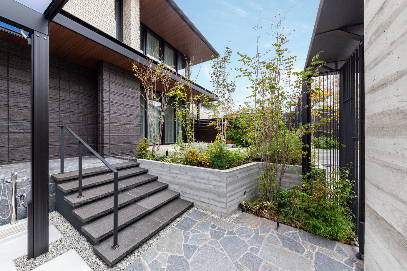 ダイワハウス 【64坪/夫婦＋犬/間取り図あり】　吹き抜けの大開口窓で庭と開放的につながる家　写真10点掲載の建築実例画像6