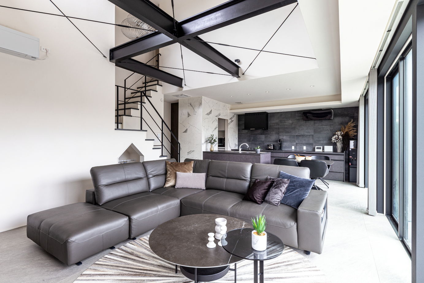 ダイワハウス 【40坪/夫婦＋子ども1人＋犬/間取り図あり】　鉄骨梁が映える吹き抜けリビングの家　写真10点掲載の建築実例画像1