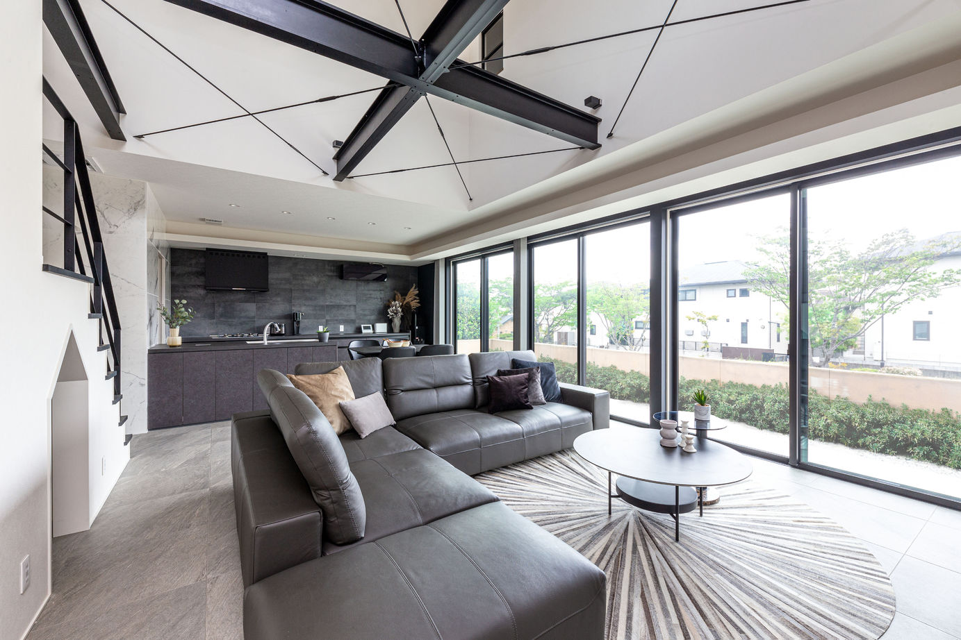 ダイワハウス 【40坪/夫婦＋子ども1人＋犬/間取り図あり】　鉄骨梁が映える吹き抜けリビングの家　写真10点掲載の建築実例画像2