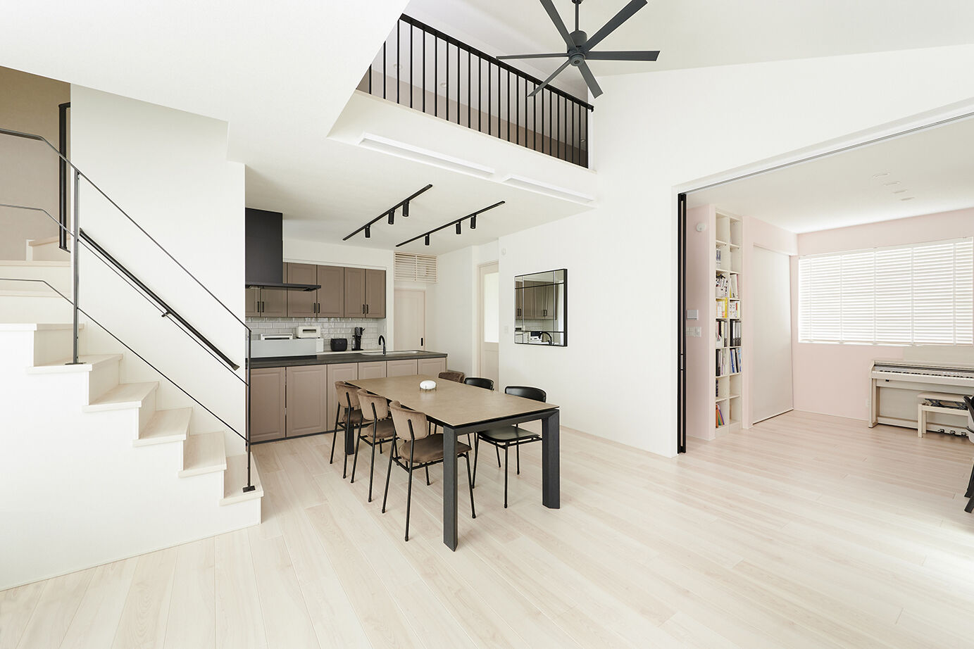 ダイワハウス 【54坪/夫婦＋子ども3人/間取り図あり】勾配天井とロフトで遊び心をプラスした家　写真10点掲載の建築実例画像1