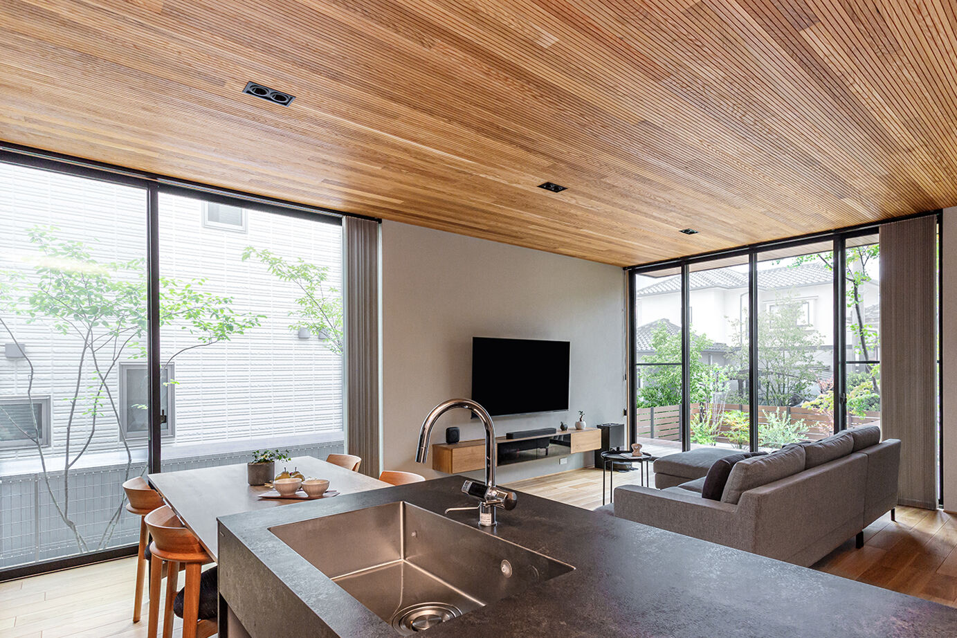 ダイワハウス 【34坪/夫婦＋子ども１人/間取り図あり】シンプルな仕立てで天然木が引き立つ家　写真10点掲載の建築実例画像1