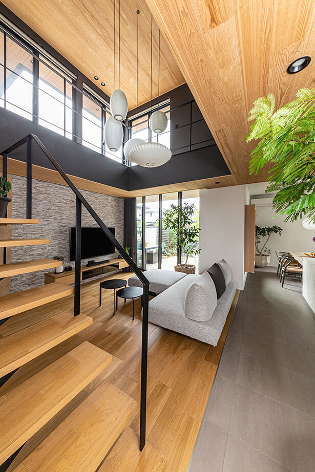 ダイワハウス 【49坪/夫婦+子ども2人/間取り図あり】ブラックの回廊が吹き抜けを囲うギャラリーのような家　写真10点掲載の建築実例画像2