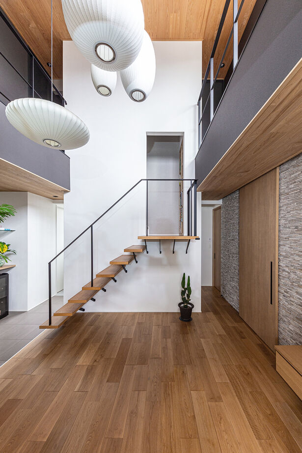 ダイワハウス 【49坪/夫婦+子ども2人/間取り図あり】ブラックの回廊が吹き抜けを囲うギャラリーのような家　写真10点掲載の建築実例画像3