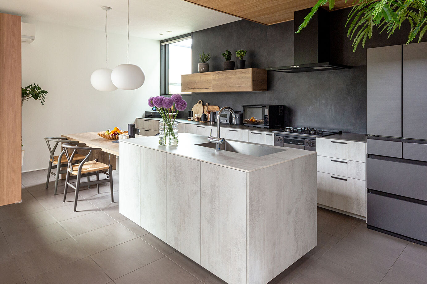 ダイワハウス 【49坪/夫婦+子ども2人/間取り図あり】ブラックの回廊が吹き抜けを囲うギャラリーのような家　写真10点掲載の建築実例画像4