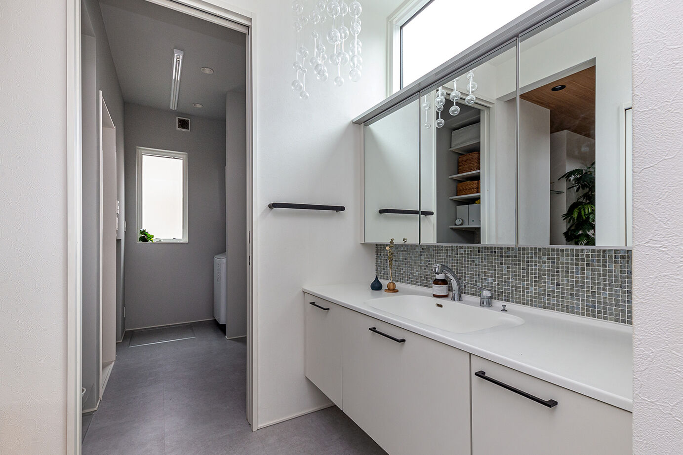 ダイワハウス 【49坪/夫婦+子ども2人/間取り図あり】ブラックの回廊が吹き抜けを囲うギャラリーのような家　写真10点掲載の建築実例画像9