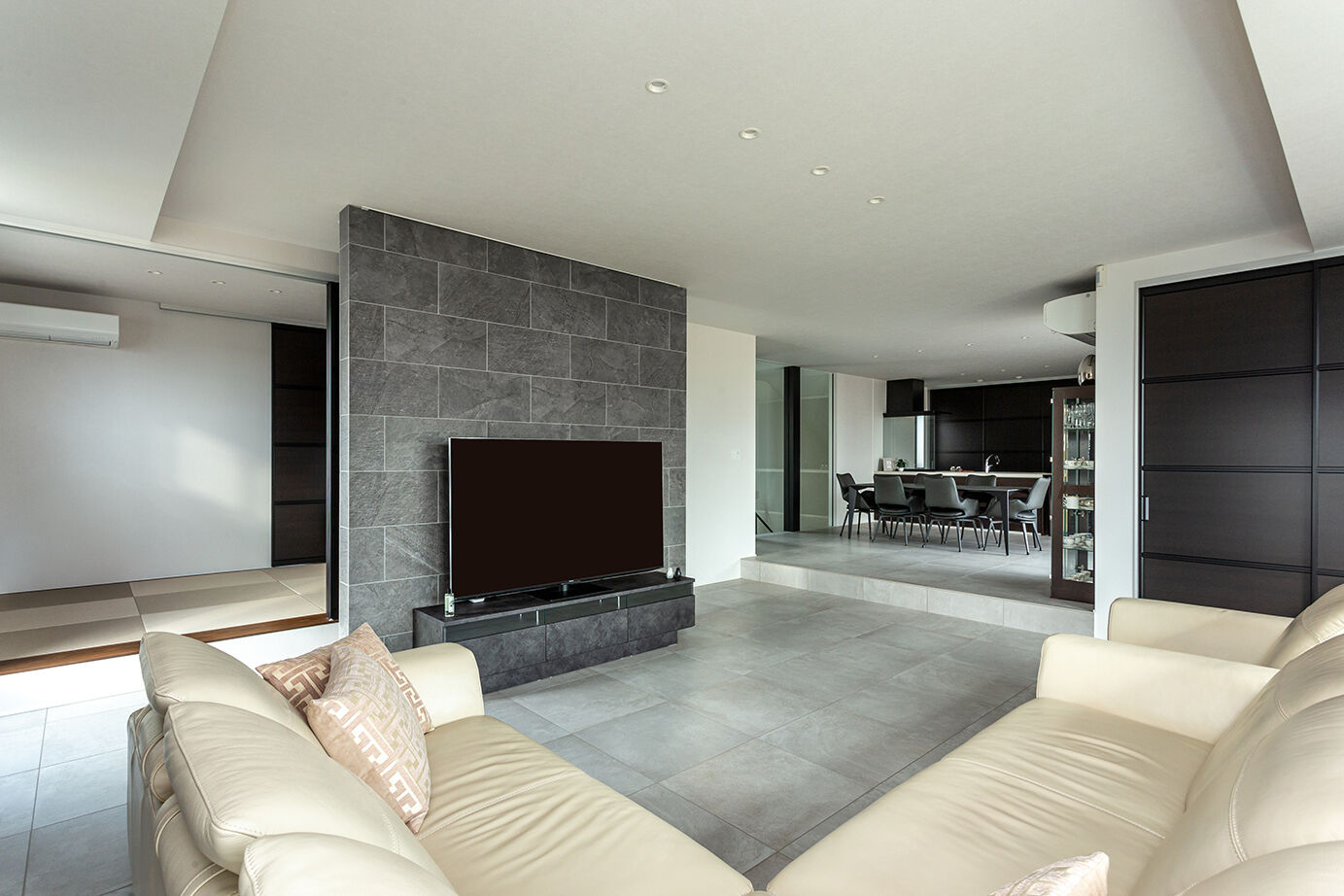 ダイワハウス 【69坪/夫婦＋子ども1人】美しい街景に溶け込む2階リビングの住まい　写真10点掲載の建築実例画像1