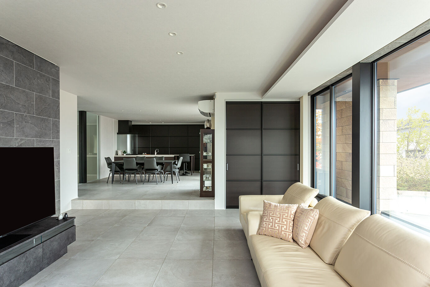 ダイワハウス 【69坪/夫婦＋子ども1人】美しい街景に溶け込む2階リビングの住まい　写真10点掲載の建築実例画像2