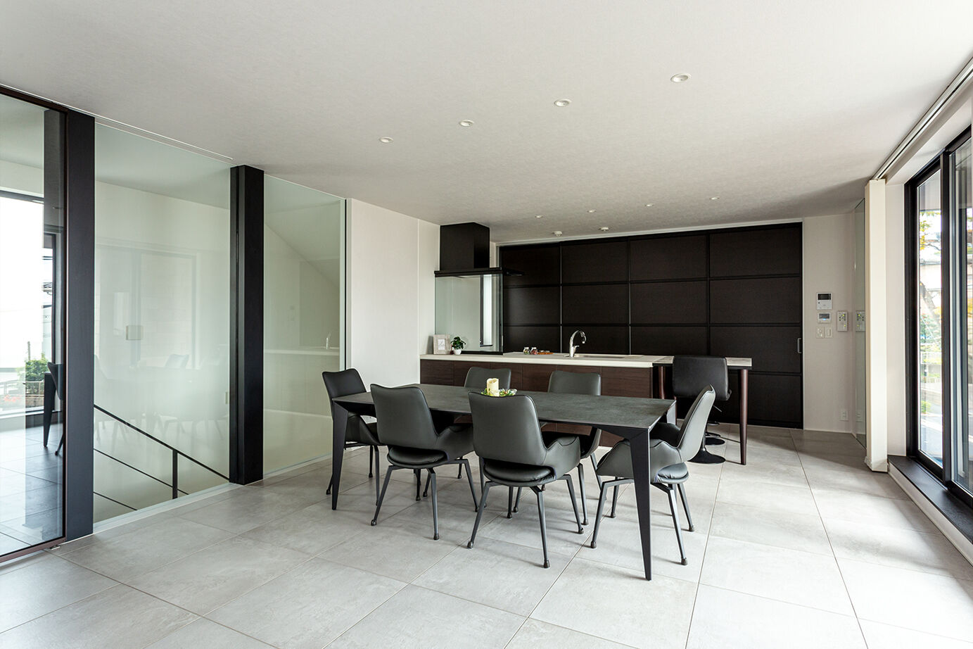 ダイワハウス 【69坪/夫婦＋子ども1人】美しい街景に溶け込む2階リビングの住まい　写真10点掲載の建築実例画像4